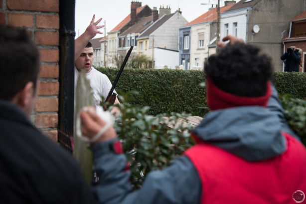 Calais : un homme au fusil